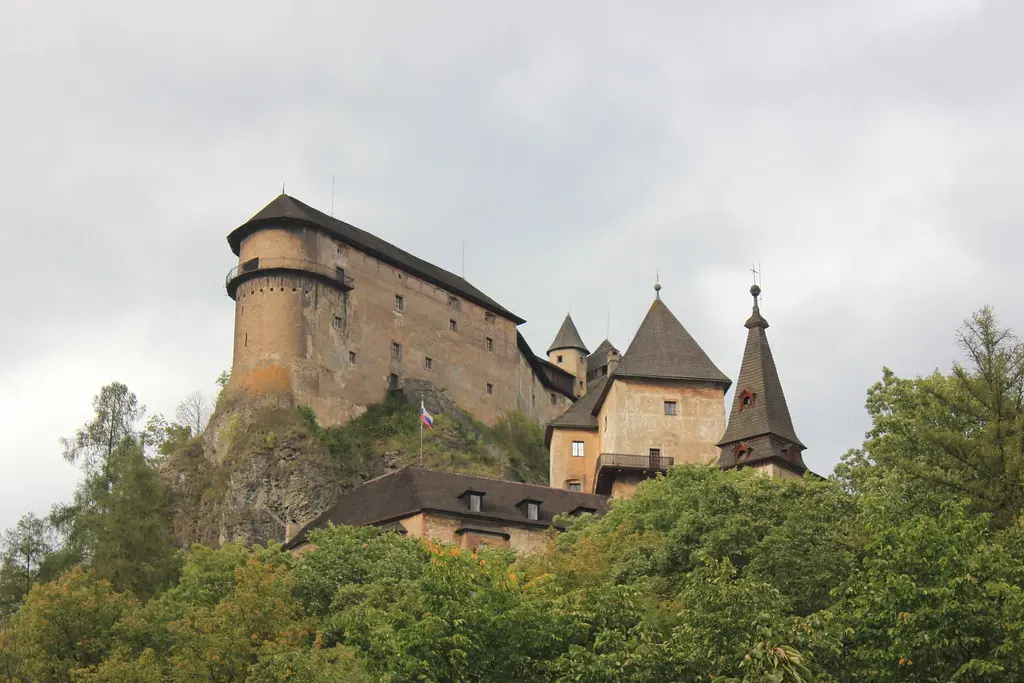 Oravský hrad v Oravskom Podzámku – monumentálny hradný komplex na strmom skalnom brale nad riekou Orava