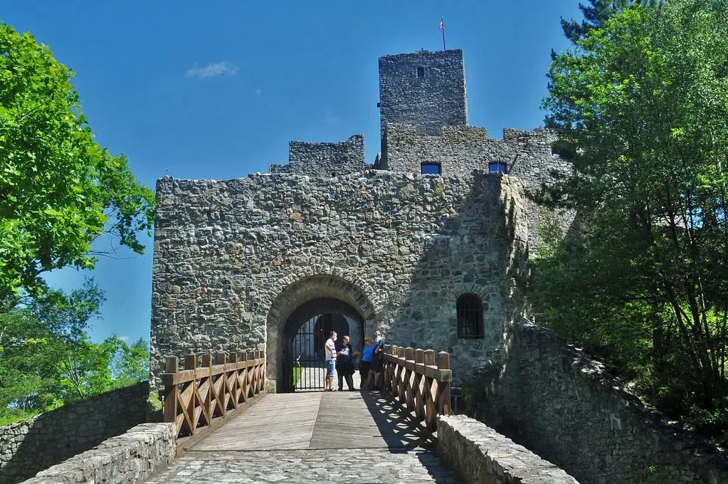 Hrad Strečno a stredoveká dedina Paseka – konzervovaná zrúcanina hradu na brale a oddychová zóna v podhradí
