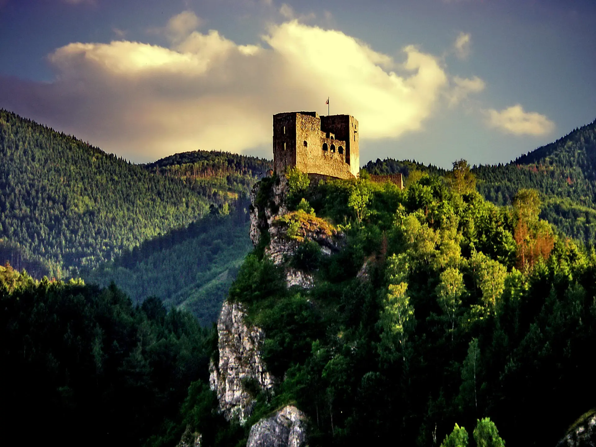 Hrad Strečno – stredoveká hradná zrúcanina na strmom skalnom brale nad riekou Váh, tip na výlet cestou do Hotela Kolonial